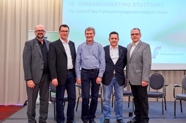Der Geschäftsführer des Fuhrparkverbands mit altem und neuen Vorstand. Der Geschäftsführer des Fuhrparkverbands mit altem und neuen Vorstand.