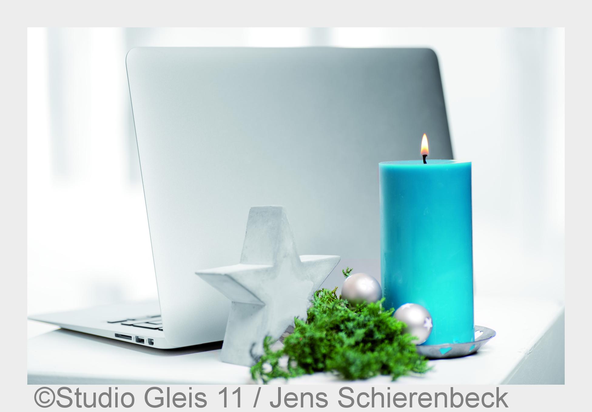Laptop und Kerze (Bildquelle: Studio Gleis 11 / Jens Schierenbeck) Laptop und Kerze (Bildquelle: Studio Gleis 11 / Jens Schierenbeck)
