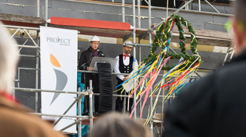 Beim Richtfest wurde die Rohbaufertigstellung der ersten beiden Bauabschnitte der Alten Gärtnerei in Beim Richtfest wurde die Rohbaufertigstellung der ersten beiden Bauabschnitte der Alten Gärtnerei in