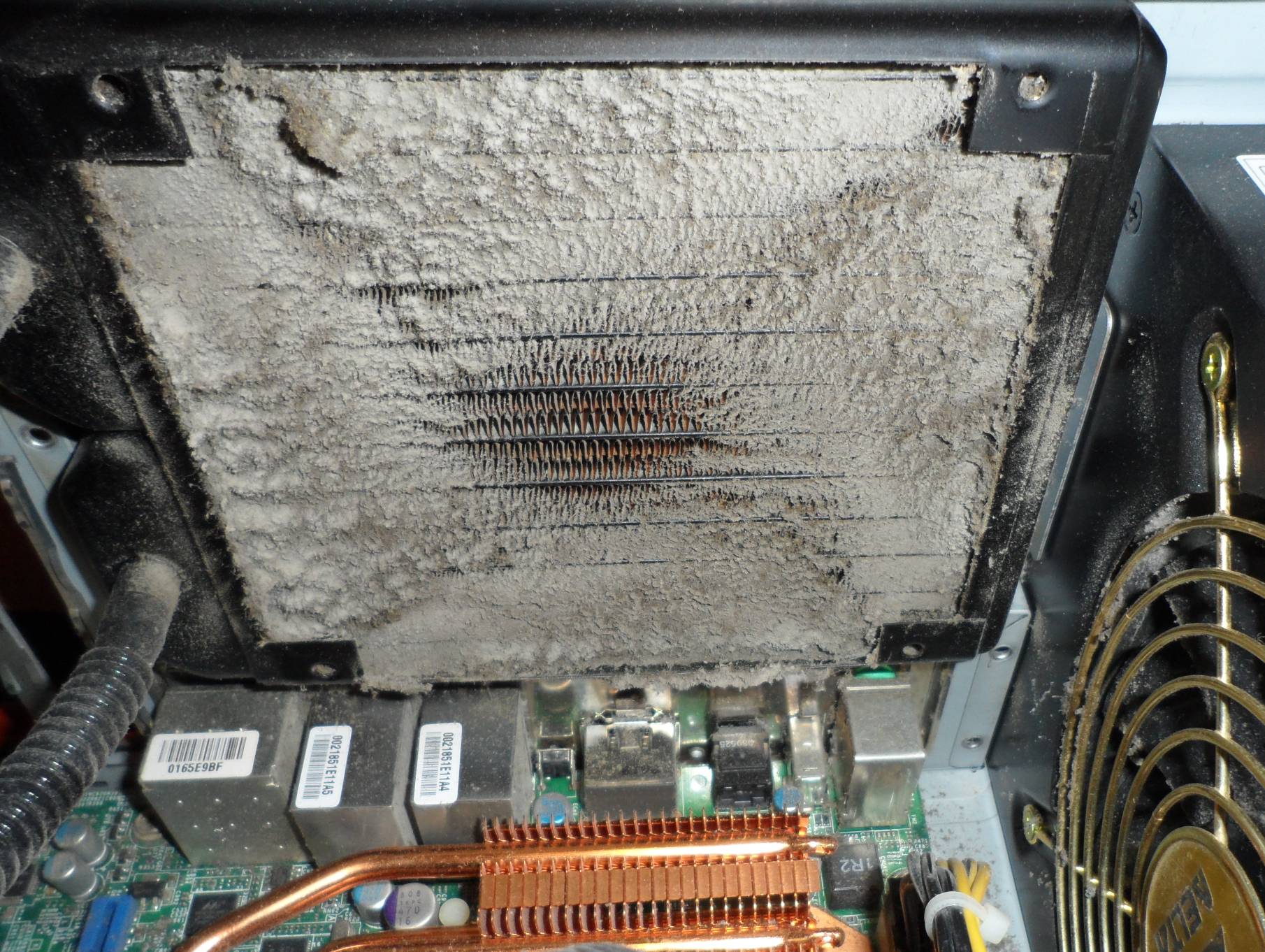 Wenn der Kühler stark verschmutzt ist, dannüberhitzt der PC und wirdüber kurz oder lang zerstört. Wenn der Kühler stark verschmutzt ist, dannüberhitzt der PC und wirdüber kurz oder lang zerstört.