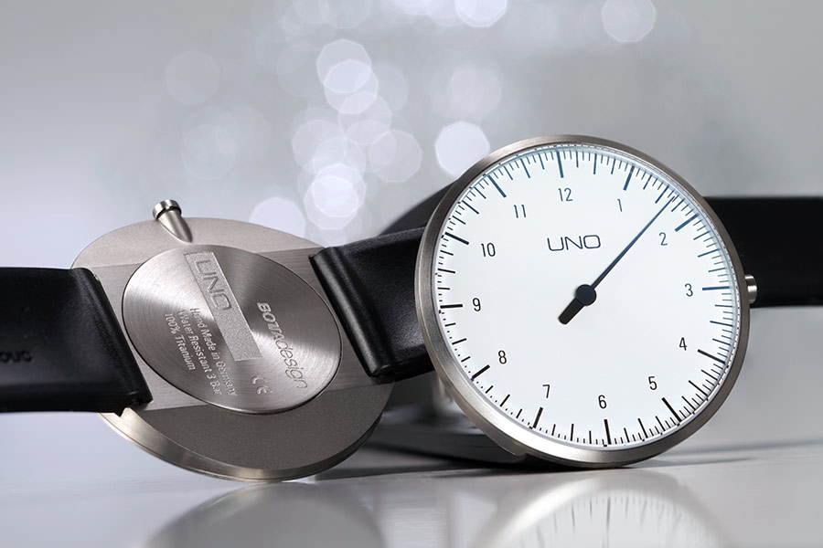 Die abgebildete UNO Titan Einzeigeruhr zeigt 1:38 Uhr - oder einfach: zwanzig vor zwei. Die abgebildete UNO Titan Einzeigeruhr zeigt 1:38 Uhr - oder einfach: zwanzig vor zwei.