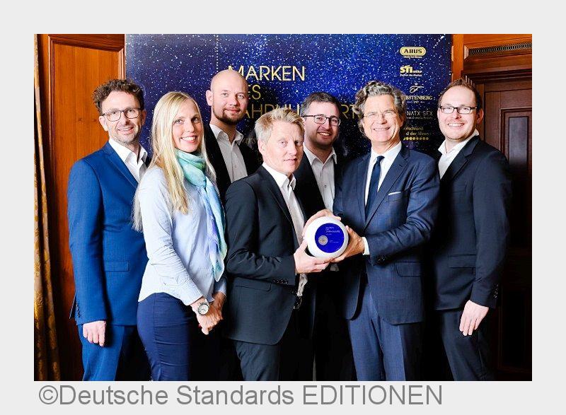 Das Team von E3/DC empfängt stolz die Auszeichnung aus den Händen von Florian Langenscheidt. (Bildqu Das Team von E3/DC empfängt stolz die Auszeichnung aus den Händen von Florian Langenscheidt. (Bildqu