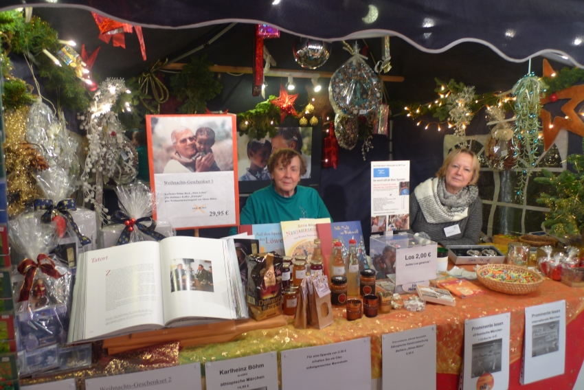 Ehrenamtliche Helfer der Stiftung Menschen für Menschen beim Tollwood-Winterfestival in München