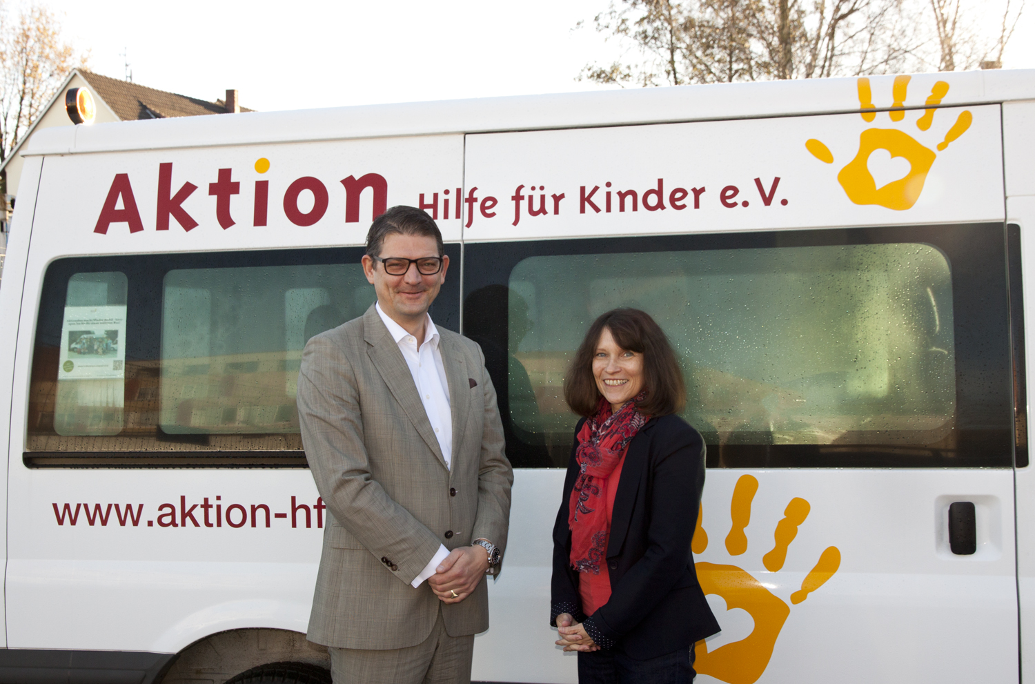 Hansa Meyers Henrique Wohltmann und Meike Rasch von Aktion Hilfe für Kinder e.V.