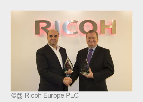 Benoit Chatelard, Vice President, Production Printing bei Ricoh Europe, erhält einen Award von David Benoit Chatelard, Vice President, Production Printing bei Ricoh Europe, erhält einen Award von David