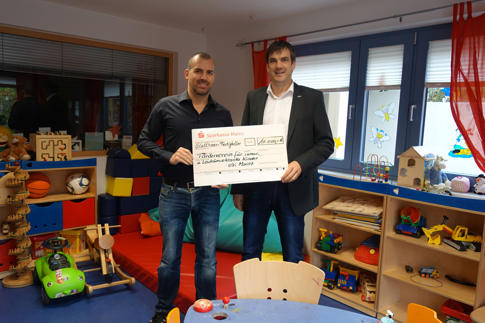 Kai Leimig (rechts) und glatthaar-fertigkeller Geschäftsführer Michael Gruben zur Scheckübergabe. Fo Kai Leimig (rechts) und glatthaar-fertigkeller Geschäftsführer Michael Gruben zur Scheckübergabe. Fo