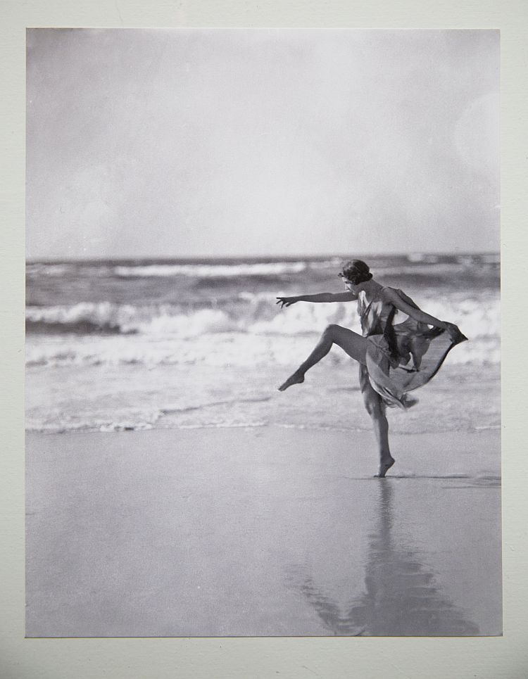 Anna Duncan am Strand von Long Beach auf Long Island, New York 1919Foto: Arnold Genthe Anna Duncan am Strand von Long Beach auf Long Island, New York 1919Foto: Arnold Genthe