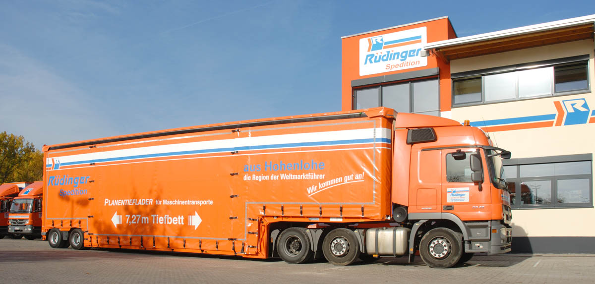 Als LKW-Fahrer solch einen modernen Planentieflader zu fahren, ist cool. Und selbstverständlich gilt Als LKW-Fahrer solch einen modernen Planentieflader zu fahren, ist cool. Und selbstverständlich gilt