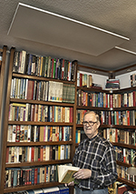 In der kleinen Bücherecke von Josef Granderath sorgt ein Heizelement für wohlige Wärme. © Bernert In der kleinen Bücherecke von Josef Granderath sorgt ein Heizelement für wohlige Wärme. © Bernert