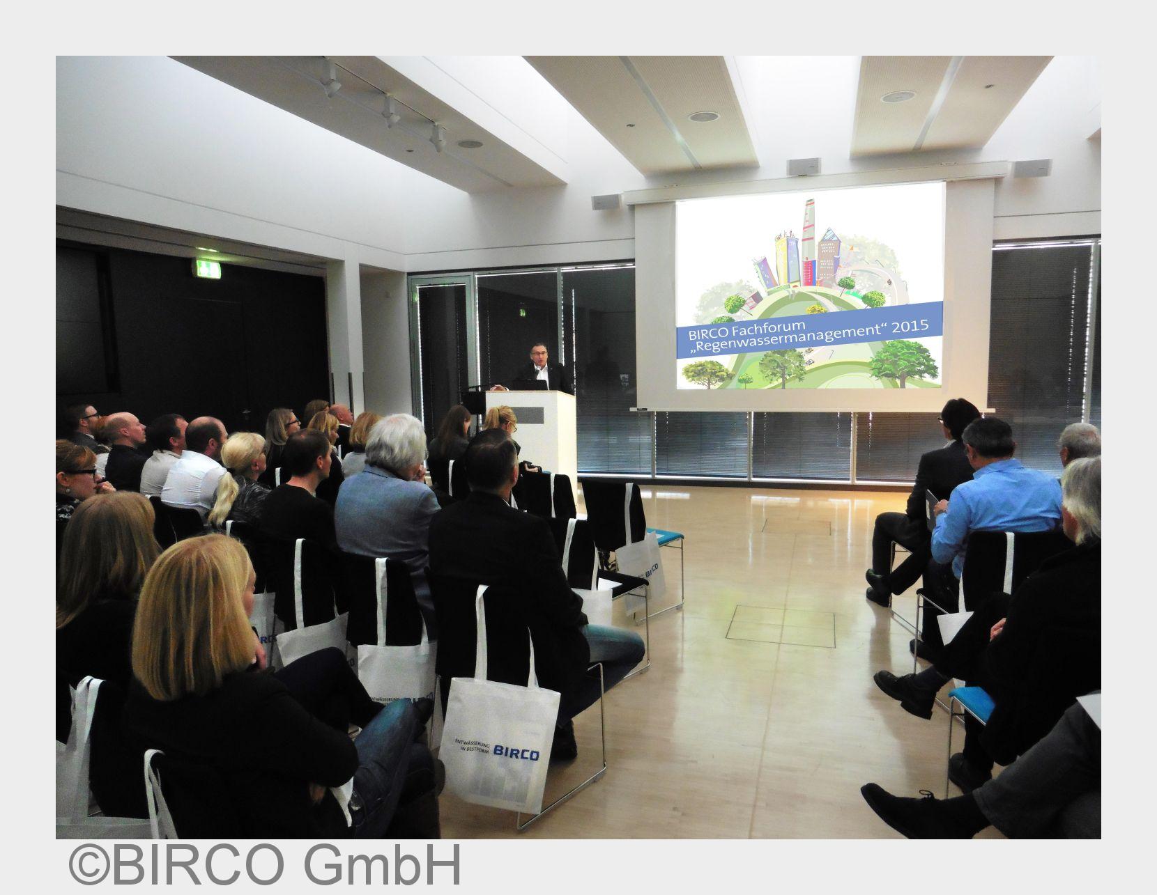 Hans-Jürgen Röcker eröffnete das zweite BIRCO Fachforum Regenwassermanagement. (Bildquelle: BIRCO Gm
