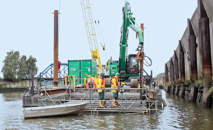 STDS-Jantz-Bohrtechnik im Einsatz bei der Bohrlochsondierung im Müggenburger Kanal. STDS-Jantz-Bohrtechnik im Einsatz bei der Bohrlochsondierung im Müggenburger Kanal.