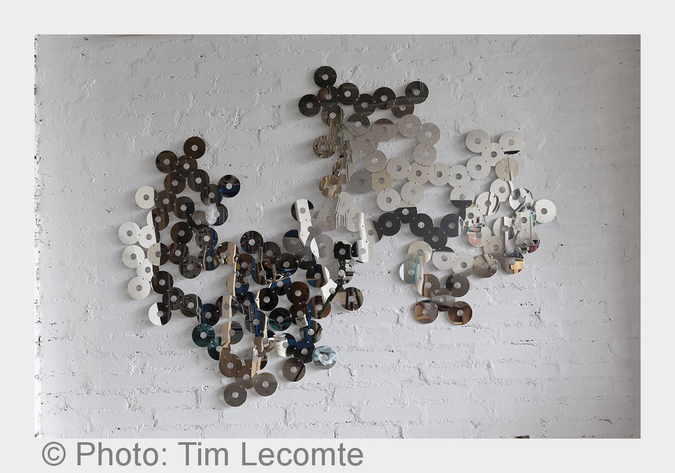 Gilles Pegel, tectonics, 2015, Gebrauchte CDs, Schrauben&Muttern, 170×130 cm (Bildquelle:©Photo: