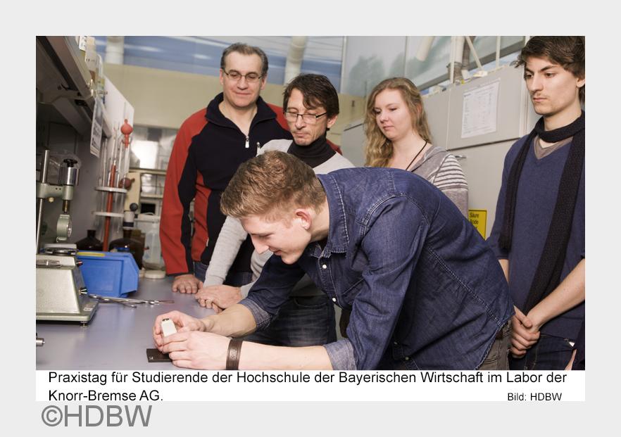 Praxistag: Studierende der Hochschule der Bayerischen Wirtschaft im Labor der Knorr-Bremse AG. (Bild Praxistag: Studierende der Hochschule der Bayerischen Wirtschaft im Labor der Knorr-Bremse AG. (Bild