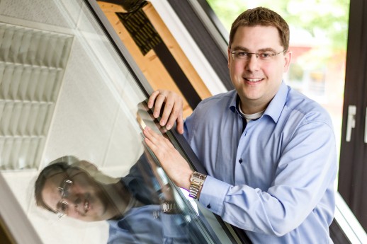 Gläser mit elektronischer Dimmfunktion für Dachschiebefenster präsentiert Hendrik Amelingmeyer mit L Gläser mit elektronischer Dimmfunktion für Dachschiebefenster präsentiert Hendrik Amelingmeyer mit L