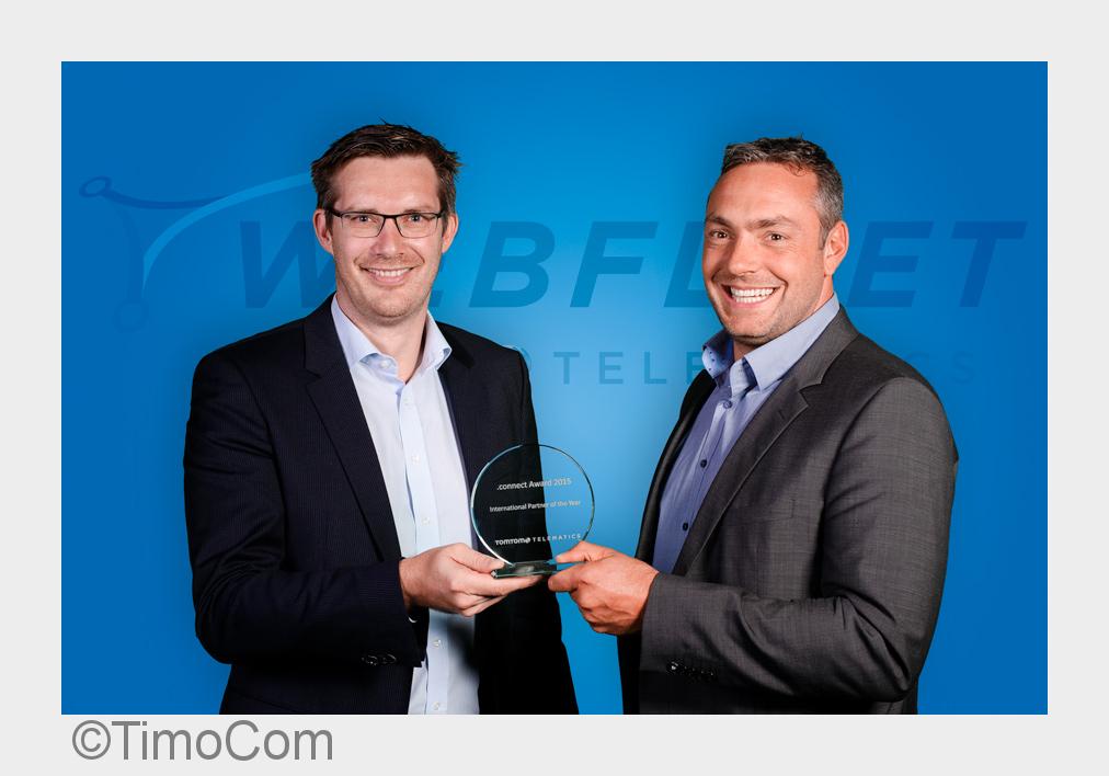Thomas Greaney (TomTom Telematics)überreicht den connect-Award 2015 an Marcel Frings (TimoCom) (Bild Thomas Greaney (TomTom Telematics)überreicht den connect-Award 2015 an Marcel Frings (TimoCom) (Bild