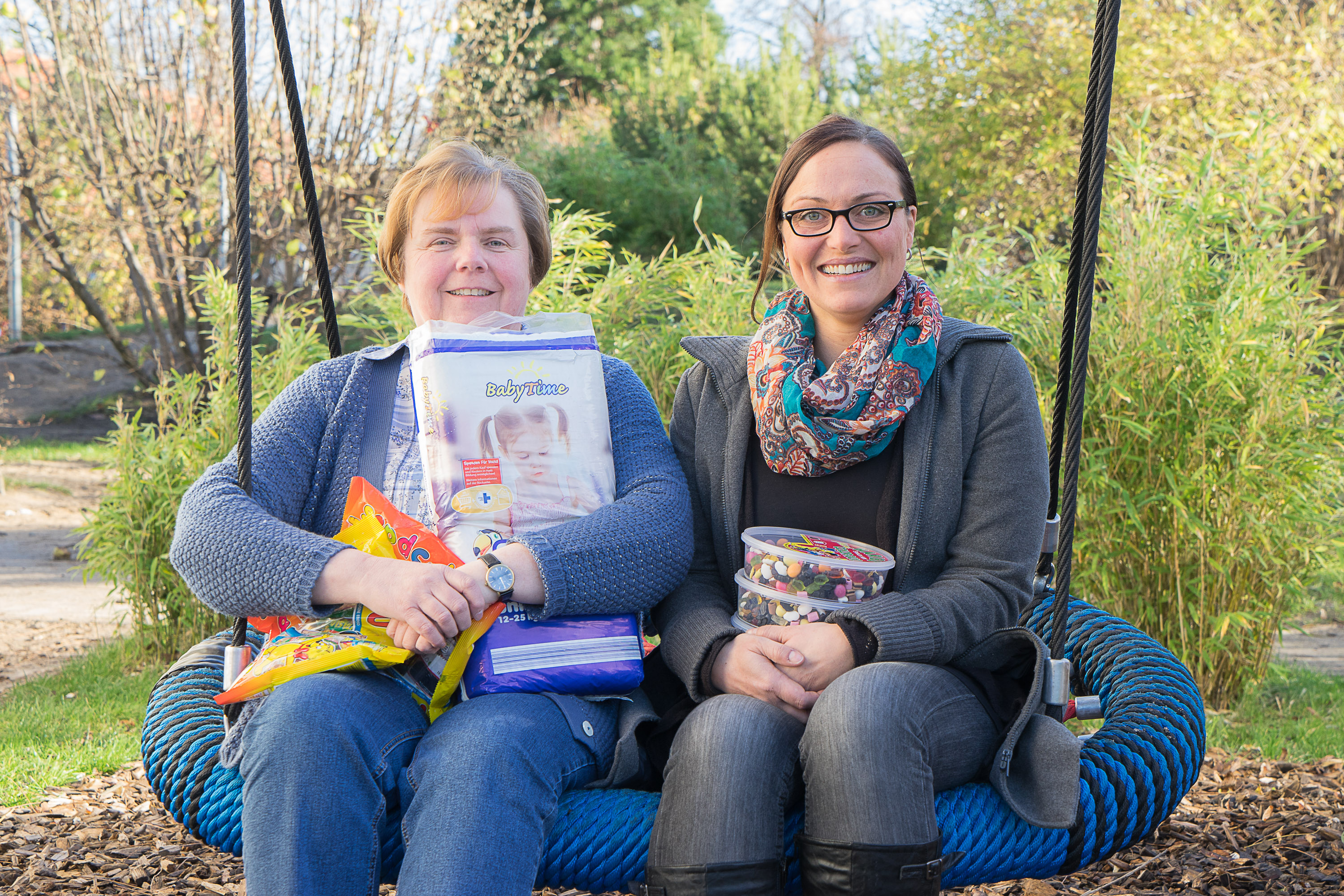 Leitung der Kindernotaufnahme Spatzennest Martina Heuer und Bestattermeisterin Sabine Sanheim Leitung der Kindernotaufnahme Spatzennest Martina Heuer und Bestattermeisterin Sabine Sanheim