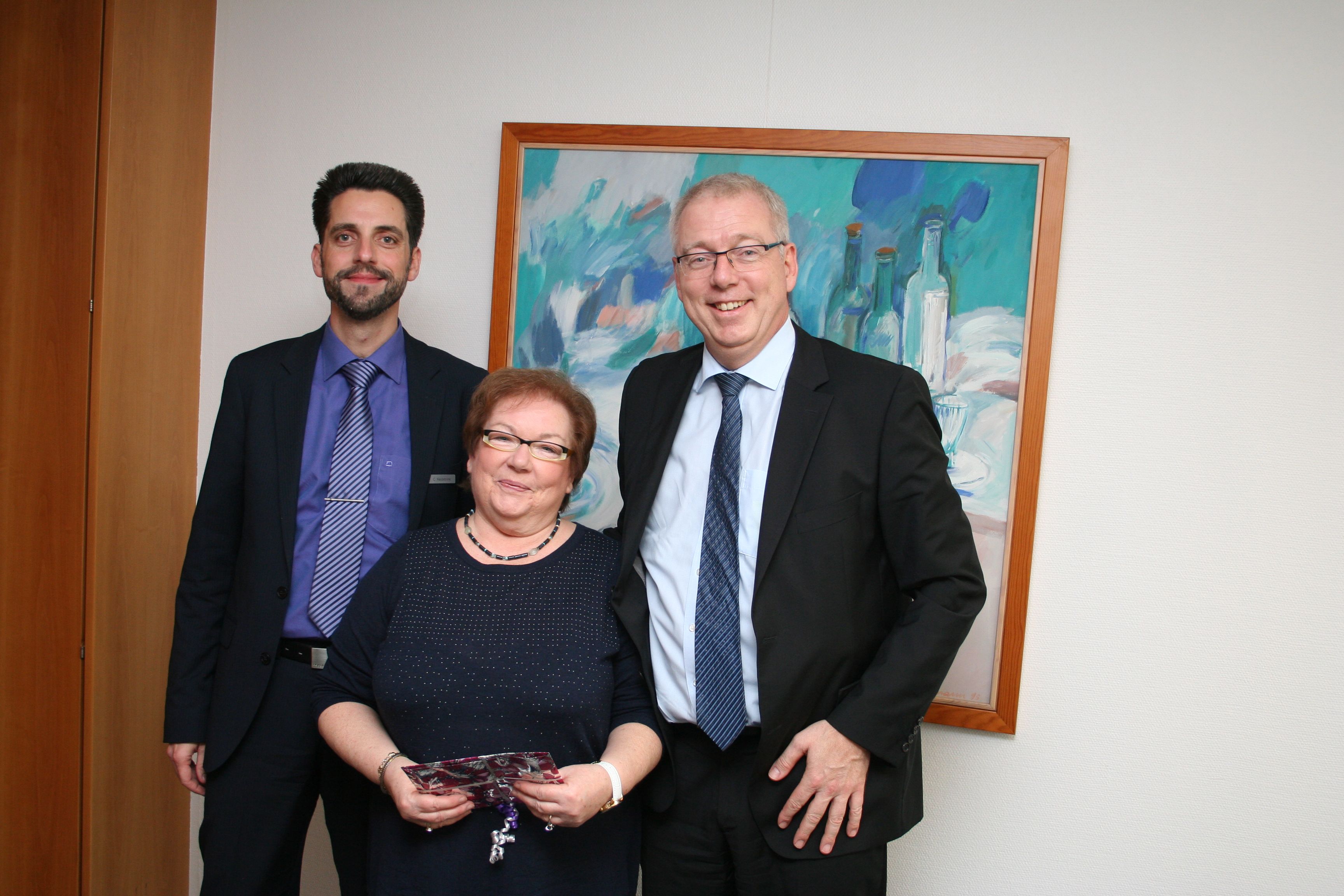 v.l.n.r.: Carsten Heidebrink (Bereichsleiter Privatkundenmarkt), Ursula Dümmke, Josef Paul (Vorstand v.l.n.r.: Carsten Heidebrink (Bereichsleiter Privatkundenmarkt), Ursula Dümmke, Josef Paul (Vorstand
