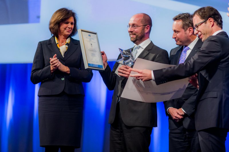 Bayern Wirtschaftsministerin Ilse Aigner (li.) gratuliert MIG Portfoliounternehmen cerbomed