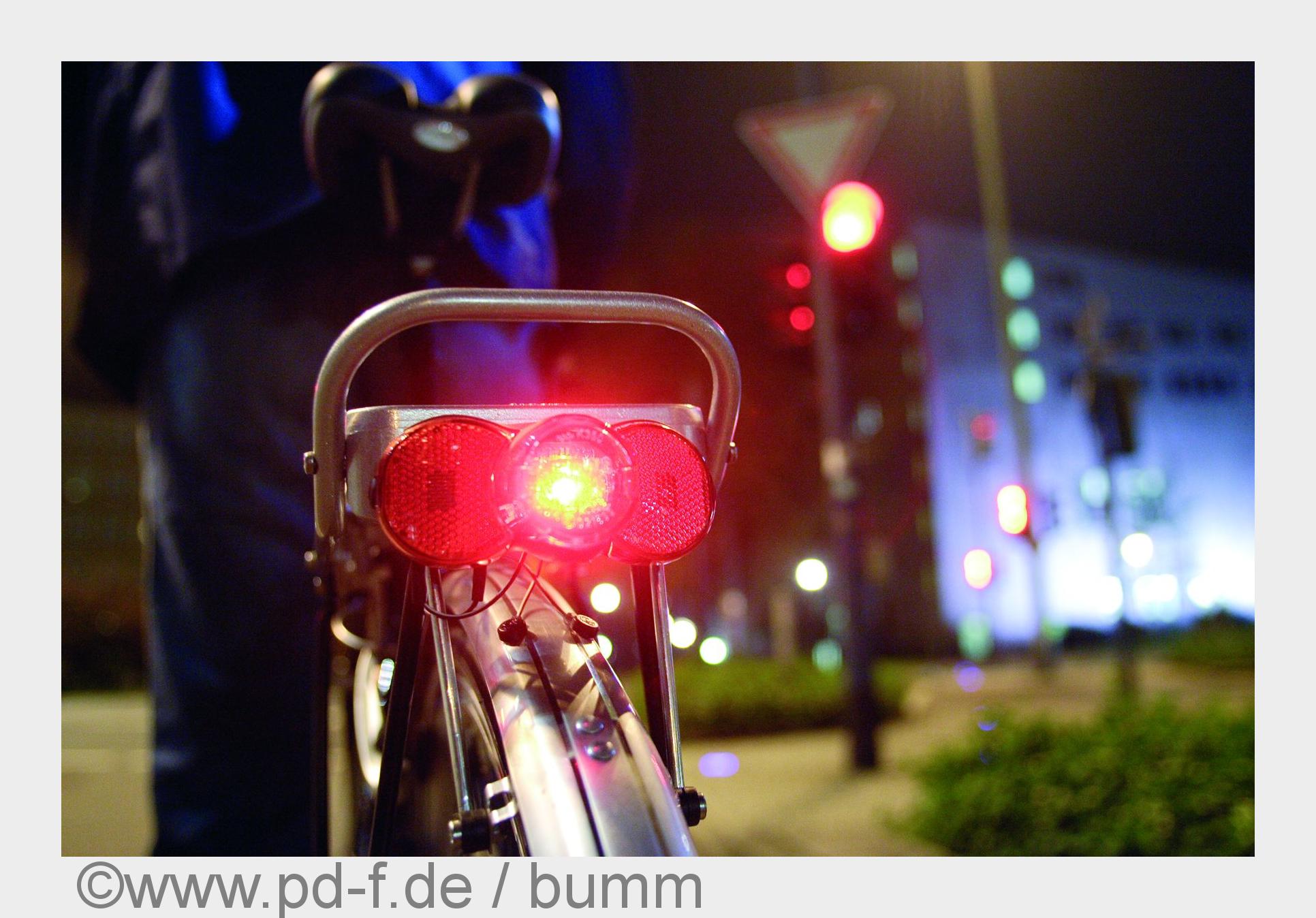 Mit der richtigen Beleuchtung gefährdet man weder die eigene Sicherheit noch die der anderen Verkehr Mit der richtigen Beleuchtung gefährdet man weder die eigene Sicherheit noch die der anderen Verkehr