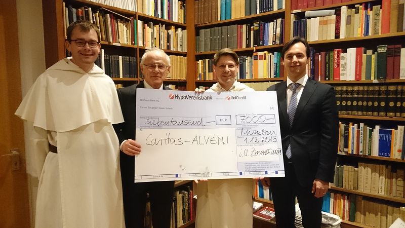Scheck-Übergabe an Prälat Hans Lindenberger, Direktor des Caritasverbandes der Erzdiözese München un Scheck-Übergabe an Prälat Hans Lindenberger, Direktor des Caritasverbandes der Erzdiözese München un