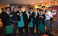 Die Compagnons du Beaujolais mit Volkmar Pfaff (2.v.li.) und Benedikt Heydweiller (4.v.li.). Die Compagnons du Beaujolais mit Volkmar Pfaff (2.v.li.) und Benedikt Heydweiller (4.v.li.).