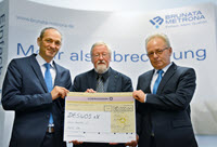 DESWOS-Geschäftsführer Werner Wilkens (Mitte) nimmt den Scheck von BRUNATA Hürth in Empfang DESWOS-Geschäftsführer Werner Wilkens (Mitte) nimmt den Scheck von BRUNATA Hürth in Empfang