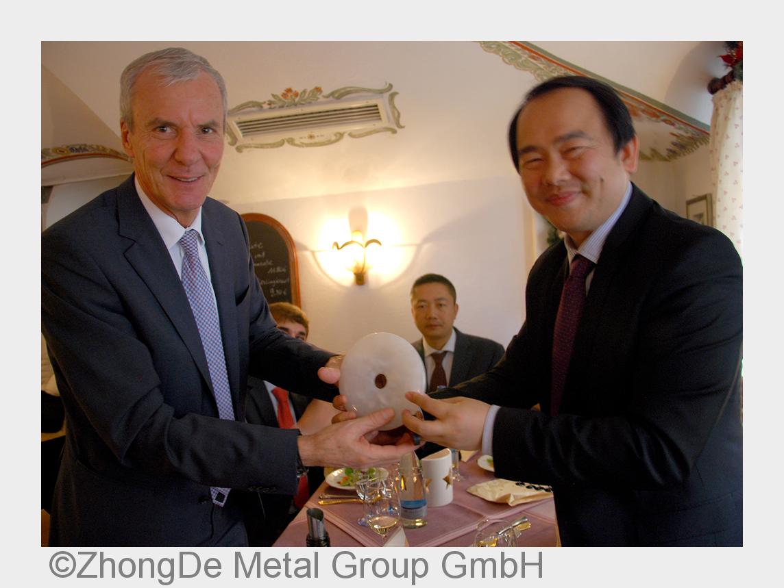 Dr. Jürgen Zieger und Chen Dong wollen in Zukunft auf verschiedenen Ebenen zusammenarbeiten. (Bildqu Dr. Jürgen Zieger und Chen Dong wollen in Zukunft auf verschiedenen Ebenen zusammenarbeiten. (Bildqu