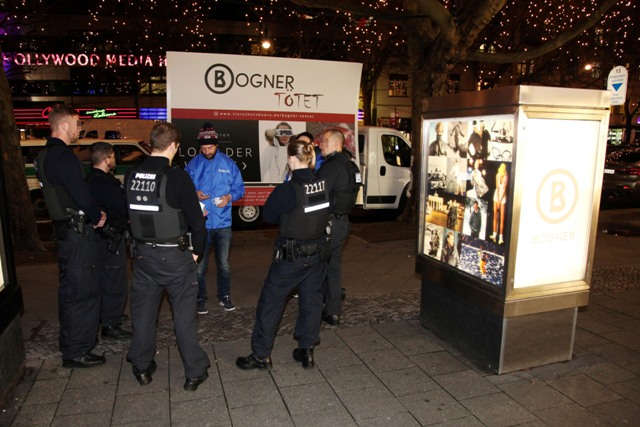 Polizeieinsatz: Plakat-Wagen vor Berliner Bogner-Filiale sorgt für Aufregung