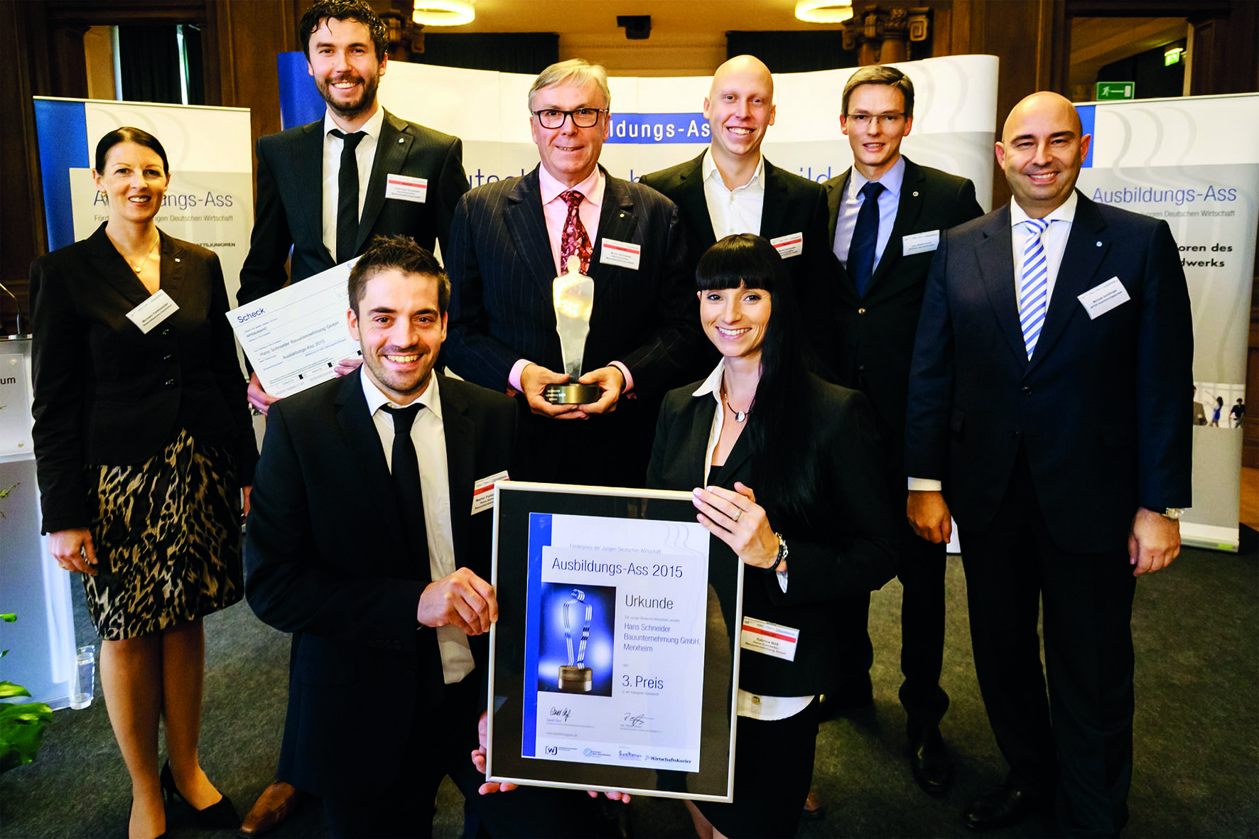 Das Schneider-Bau-Team mit Vertretern von Ausbildungs-Ass bei der Preisverleihung