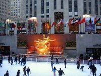 Weihnachtliche Stimmung vor dem Rockefeller Center in New York. Urheber: CreativeCommons/MrBullitt