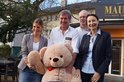 kinderherzen-Bär Moritz strahlt mit Geschäftsführer Peter Mauel über 5.000 EUR für herzkranke Kinder kinderherzen-Bär Moritz strahlt mit Geschäftsführer Peter Mauel über 5.000 EUR für herzkranke Kinder
