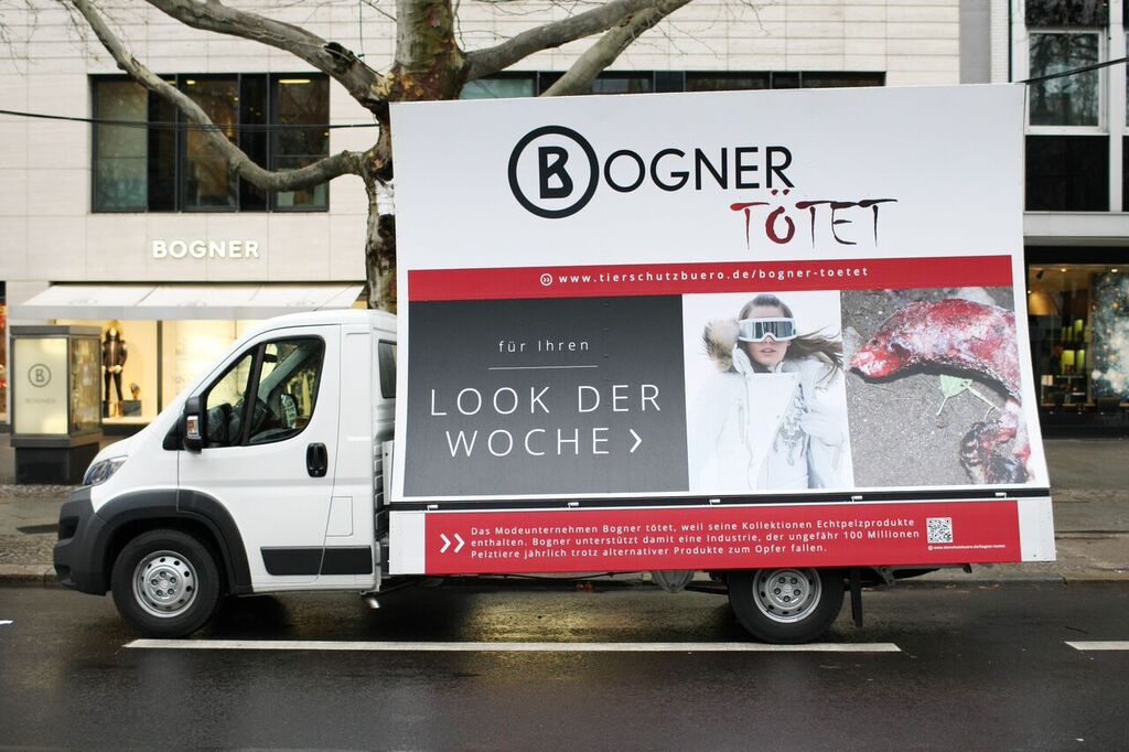 Anti-Pelzaktion vor Berliner Bogner-Filiale mit Plakat-Wagen