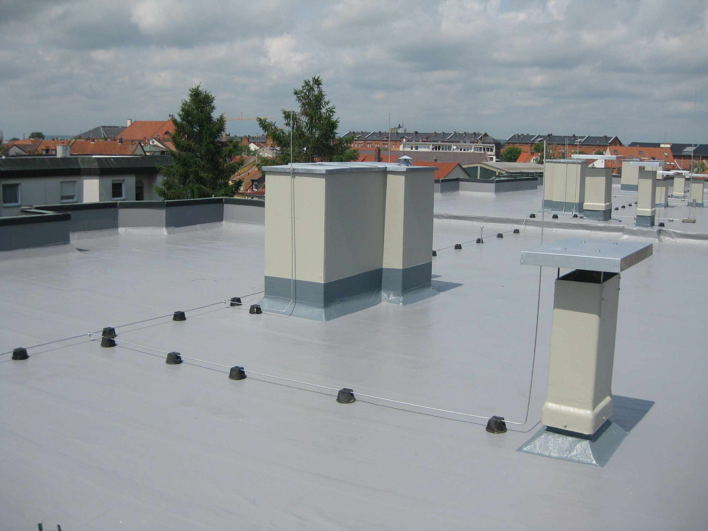 Langzeitsicher dicht ist die Dachfläche eines Wohnhauses in Bamberg dank Triflex ProTect.