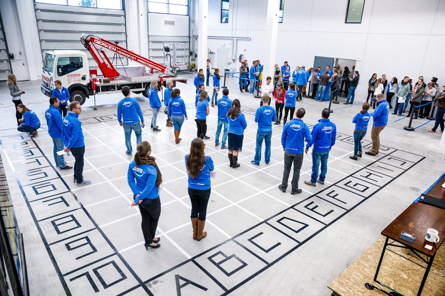 TimoCom Mitarbeiter auf lebensgroßem Spielfeld bei Produktschulung zum neuen Messenger