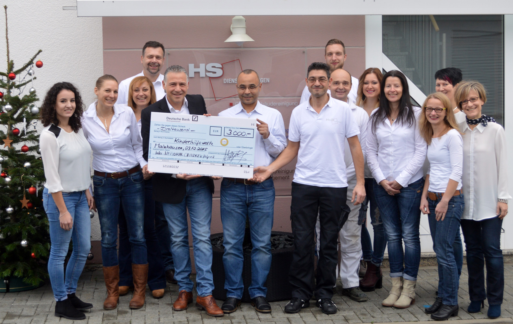 Sirri Haydar (5.v.l.) und sein Team von HS Dienstleistungen präsentieren stolz den Scheck