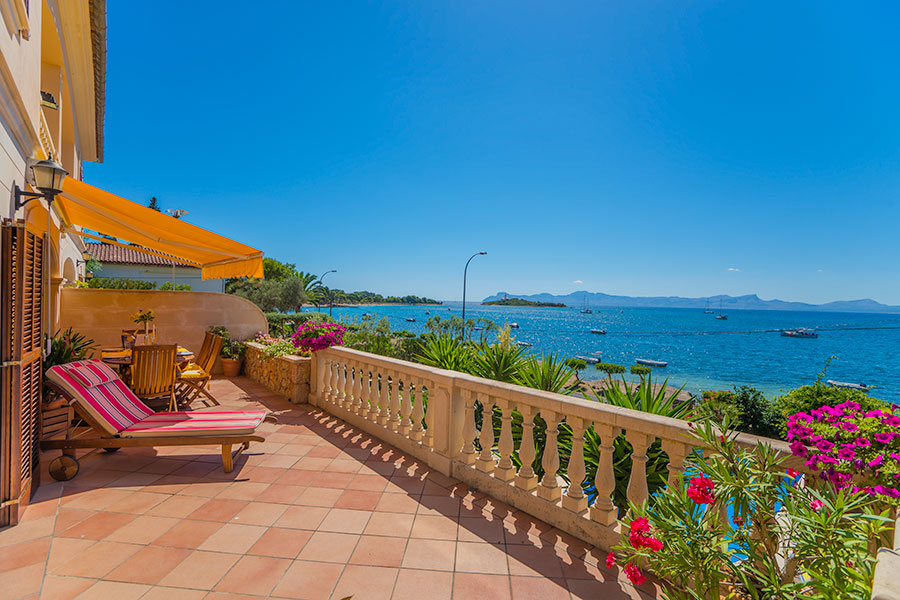 Ferienhaus mit Pool und Sonnenterrasse direkt am Meer Ferienhaus mit Pool und Sonnenterrasse direkt am Meer