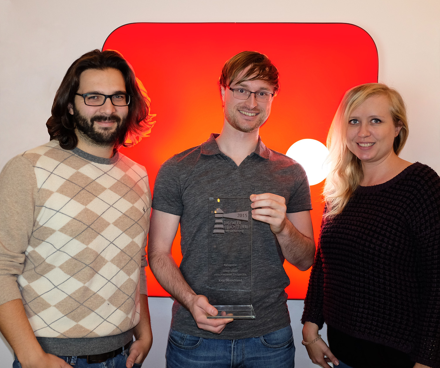 Gründer Dennis Just (Mitte) und das Knip-Team freuen sich über die Auszeichnung Gründer Dennis Just (Mitte) und das Knip-Team freuen sich über die Auszeichnung