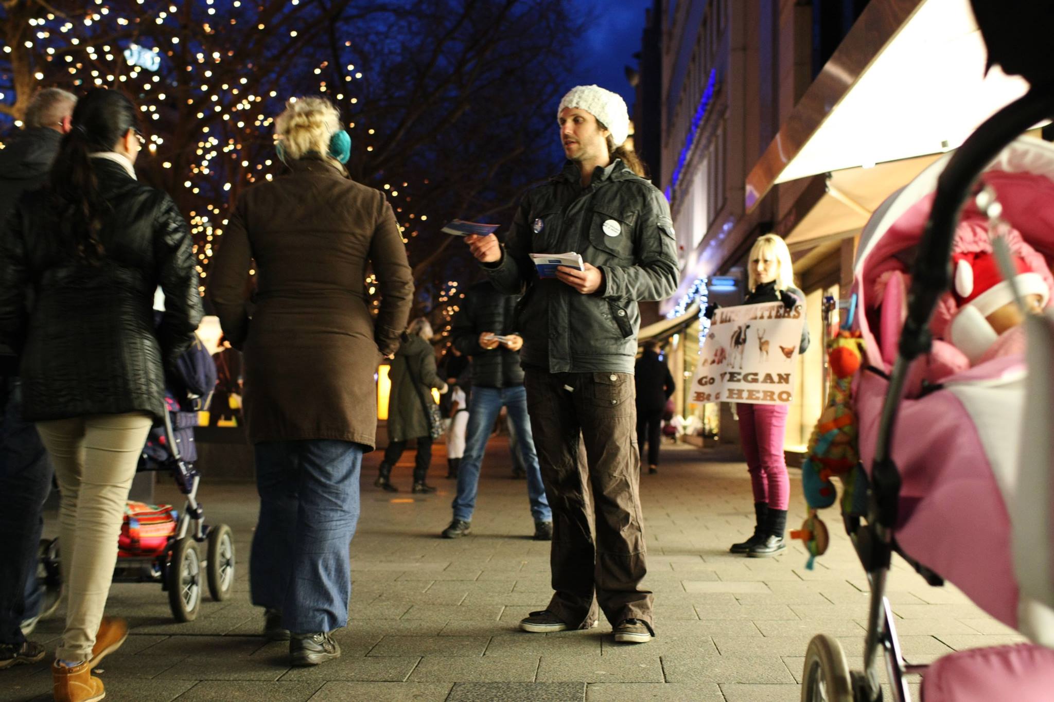 Anti-Pelzaktion/ Tablet-Mahnwache vor Stuttgarter Bogner-Filiale Anti-Pelzaktion/ Tablet-Mahnwache vor Stuttgarter Bogner-Filiale