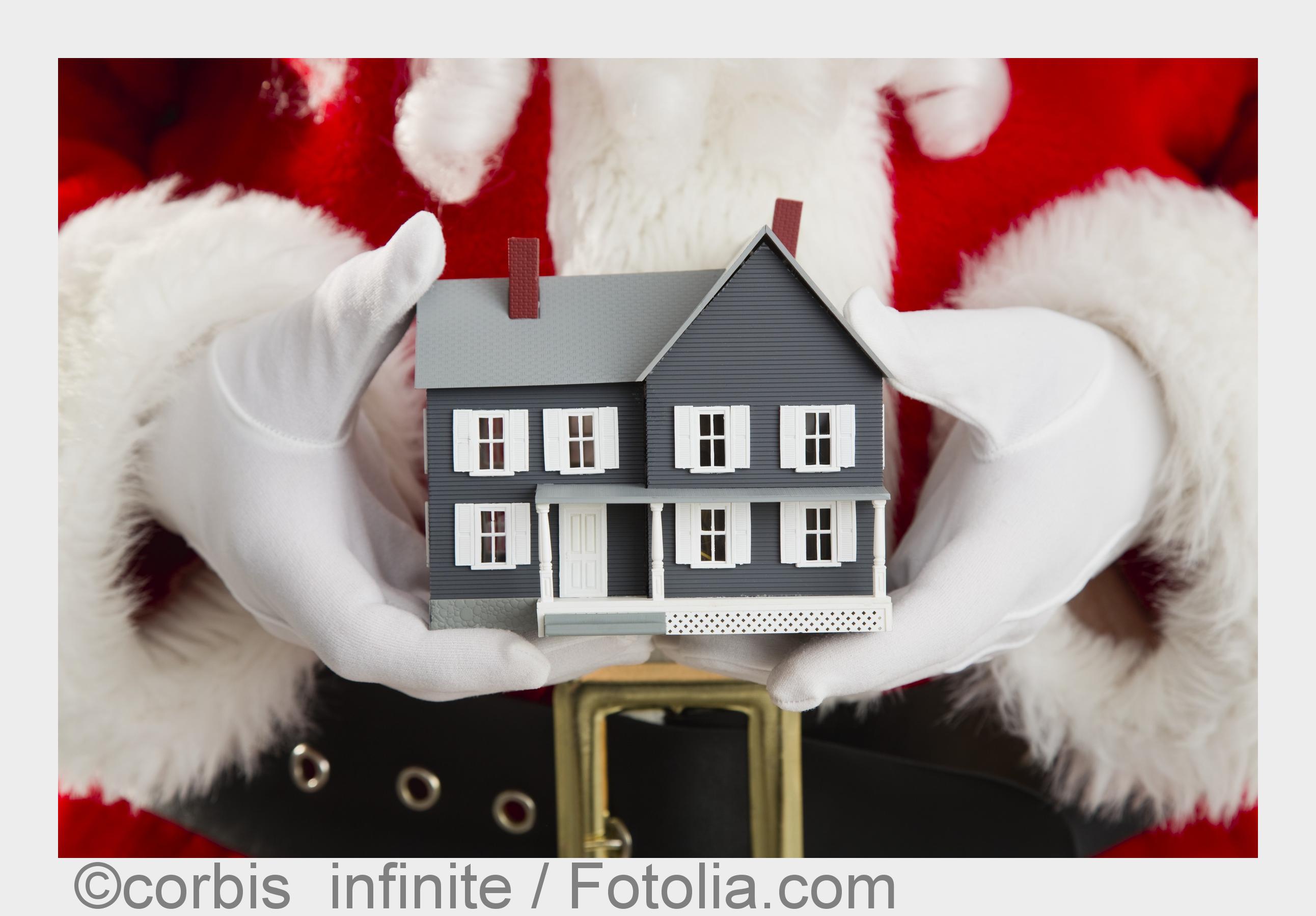Immobilie als Weihnachtsgeschenk (Bildquelle: corbis_infinite / Fotolia.com)