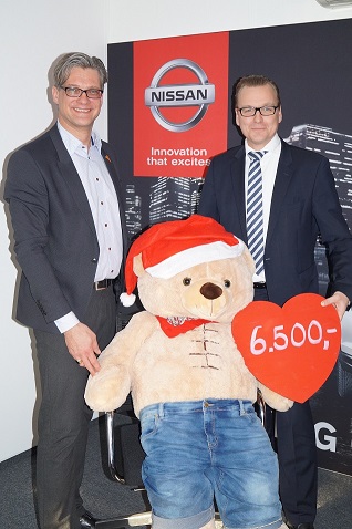 kinderherzen-Bär Moritz freut sich über Vorfahrt für Kinderherzen dank NISSAN kinderherzen-Bär Moritz freut sich über Vorfahrt für Kinderherzen dank NISSAN