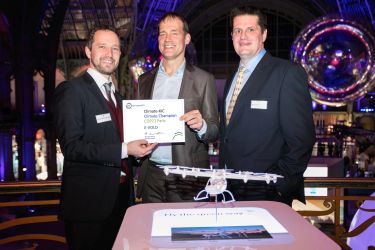 Frans Nauta, Leiter Climate-KIC Niederlande, überreicht den Geschäftsführern den Preis Frans Nauta, Leiter Climate-KIC Niederlande, überreicht den Geschäftsführern den Preis