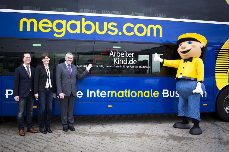 Wolf Dermann, Katja Urbatsch (ArbeiterKind.de) mit Edward Hodgson (megabus.com) und Maskottchen Sid