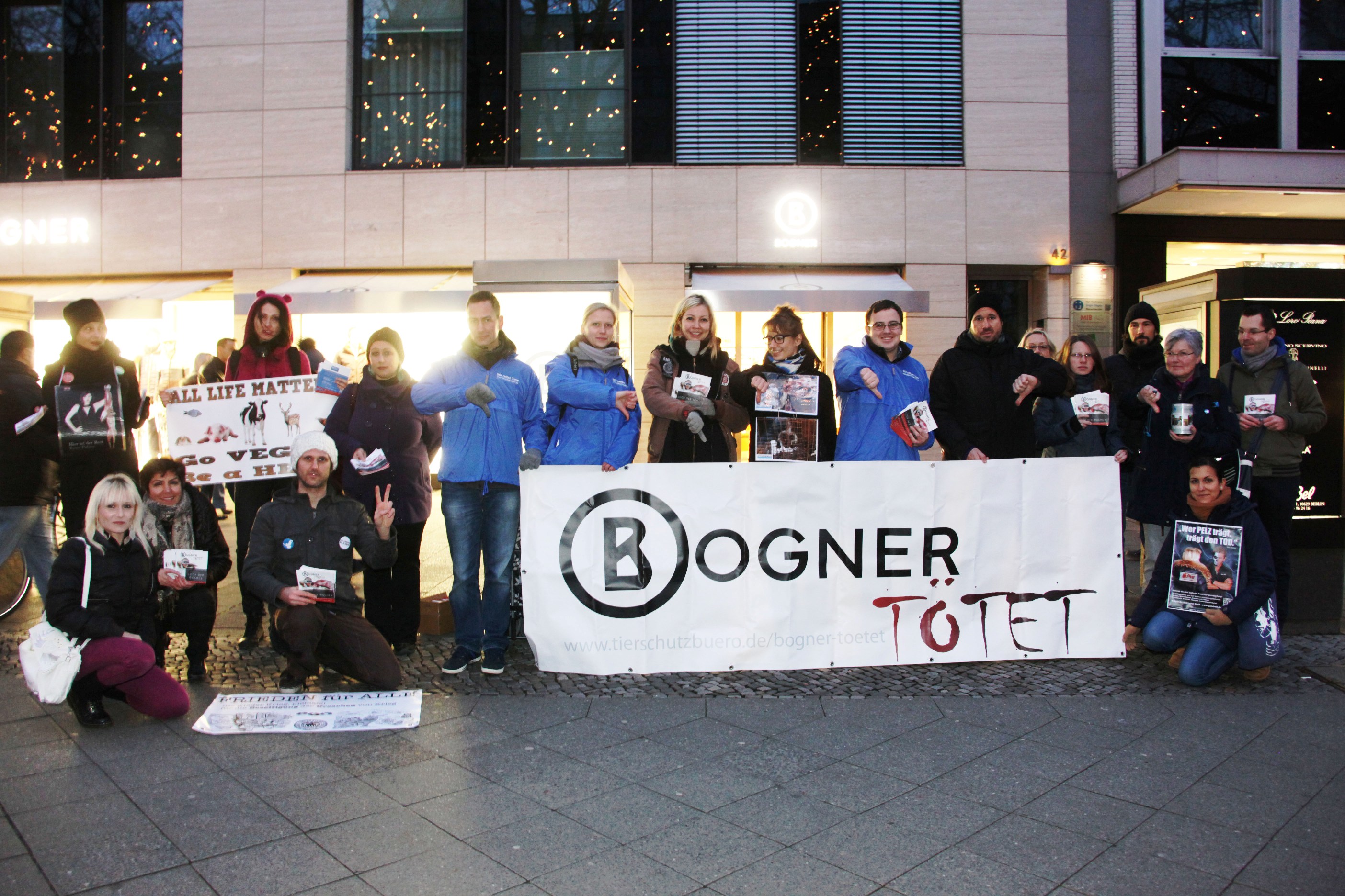 Am 19.12.2015: Anti-Pelzaktion vor Bogner-Filiale in Düsseldorf