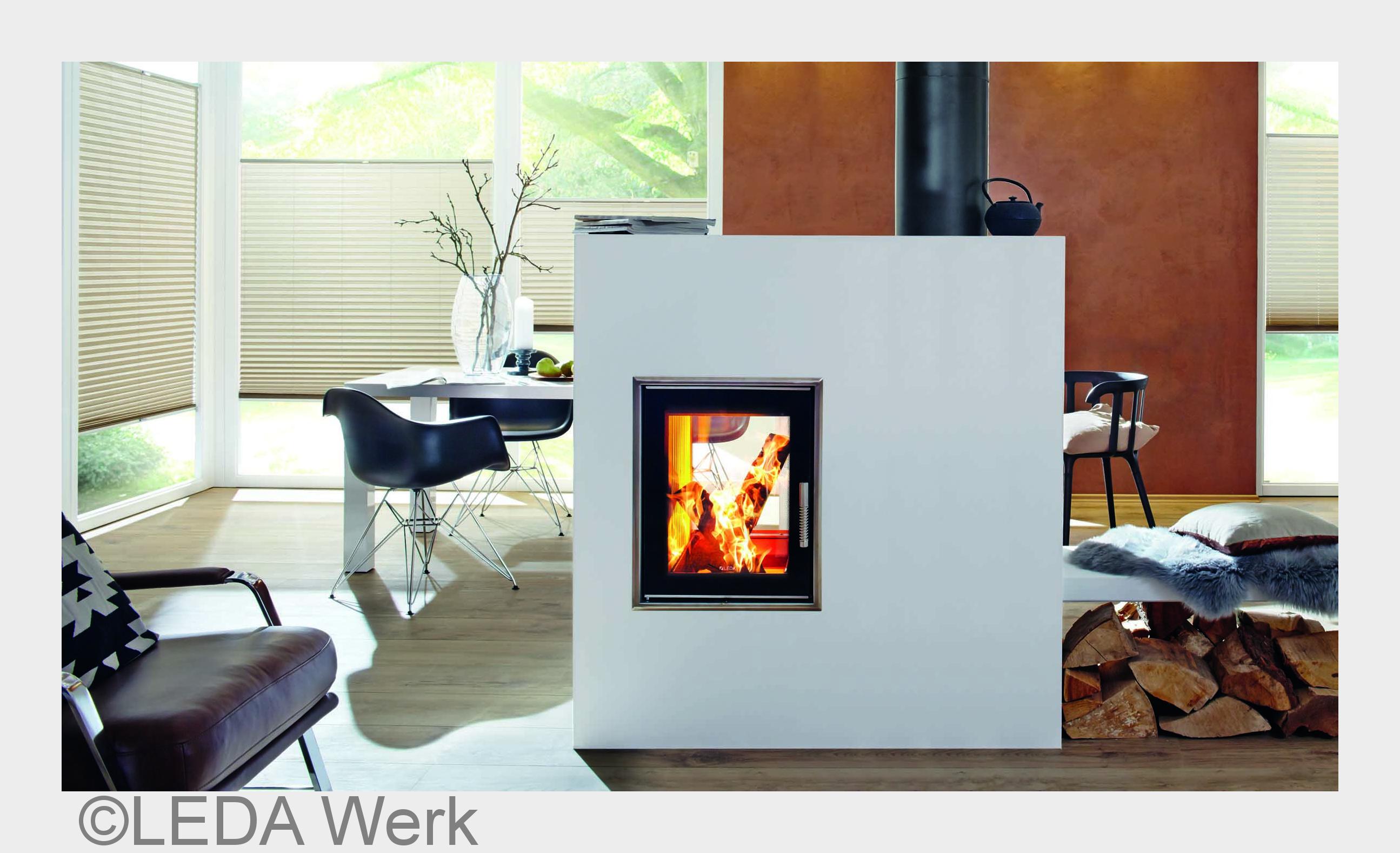 Kachelofen-Heizeinsatz mit?Durchblick?- so wird das Feuer zum Raumteiler (Bildquelle: LEDA Werk) Kachelofen-Heizeinsatz mit?Durchblick?- so wird das Feuer zum Raumteiler (Bildquelle: LEDA Werk)