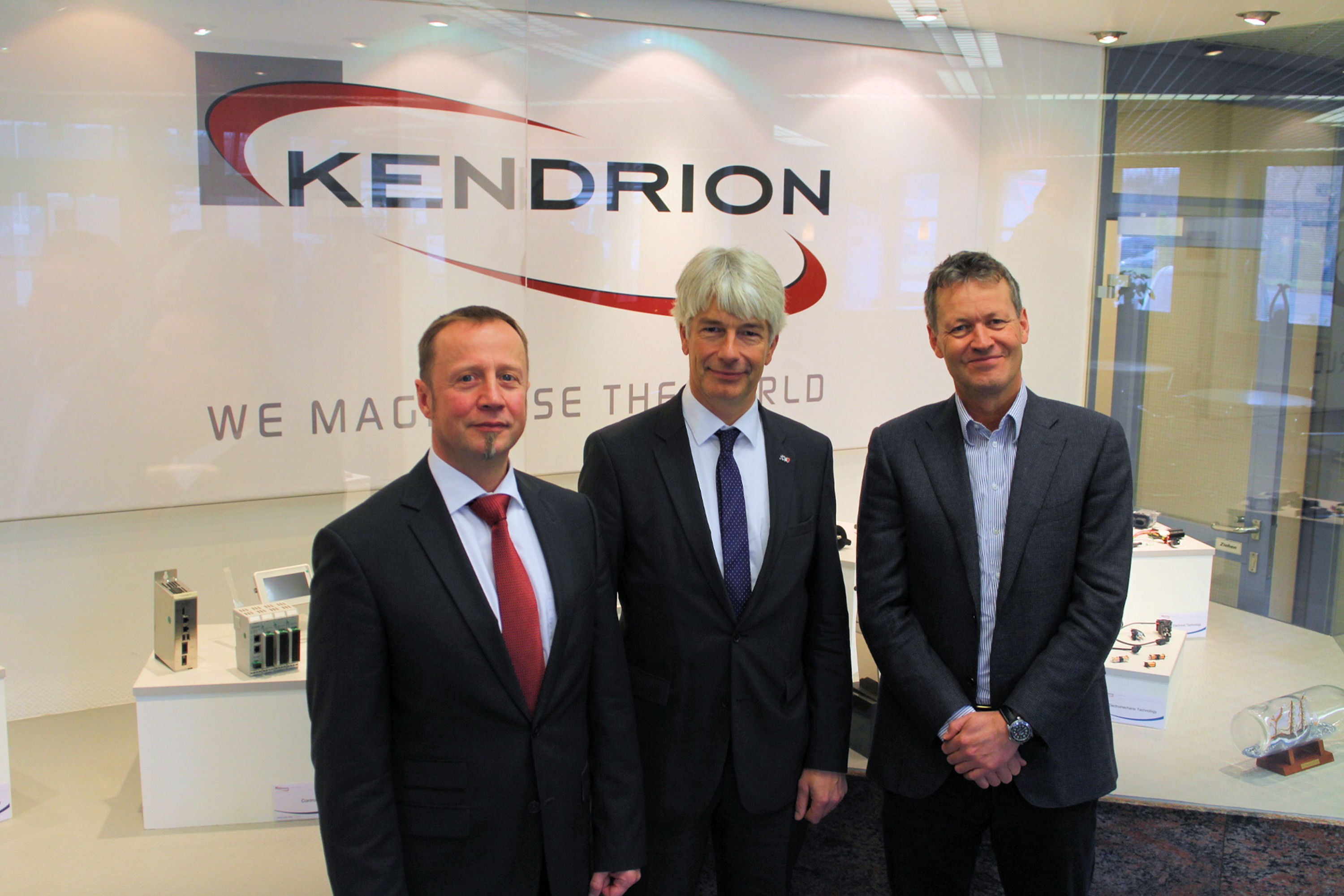 Bild von links: Robert Lewin, Dr. Frank Nägele, Joep van Beurden