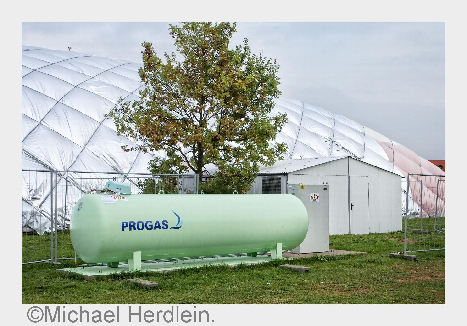 PROGAS setzt mobile Heizanlagen zur Wärmeversorgung großer Traglufthallen für Flüchtlinge ein. (Bild PROGAS setzt mobile Heizanlagen zur Wärmeversorgung großer Traglufthallen für Flüchtlinge ein. (Bild