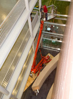 Eine Gelenkteleskop-Raupenbühne von System Lift ermöglicht die Gebäudereinigung in einem Krankenhaus Eine Gelenkteleskop-Raupenbühne von System Lift ermöglicht die Gebäudereinigung in einem Krankenhaus