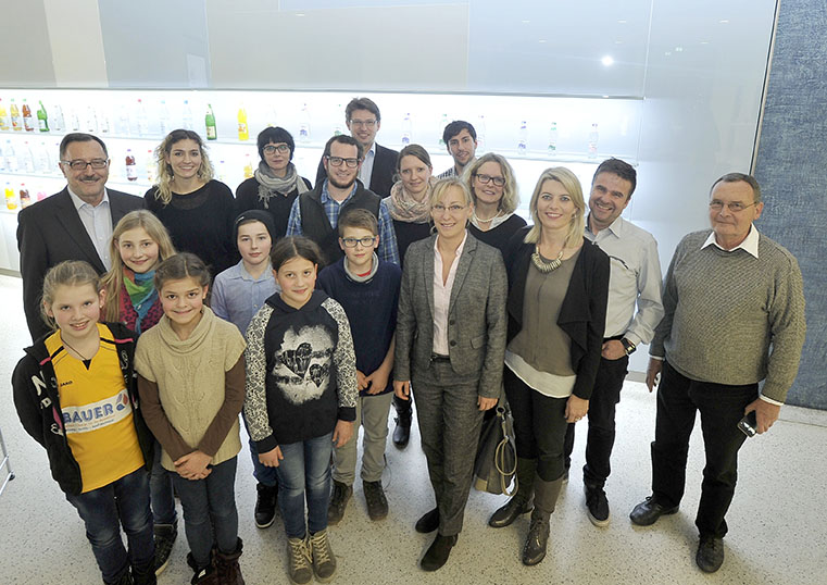 Gerhard Kaufmann und Denise Kaufmann mit Preisträgern des „alwa ist leben Gerhard Kaufmann und Denise Kaufmann mit Preisträgern des „alwa ist leben
