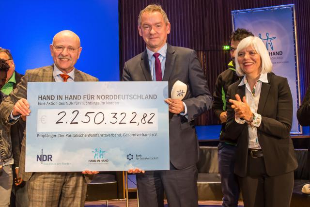 Rolf Rosenbrock nimmt den Scheck von Lutz Marmor und Elke Haferburg entgegen _ Foto von Axel Herzig