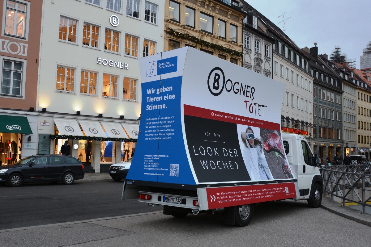 Plakat-Wagen des Deutschen Tierschutzbüros besuchte Bogners Hauptzentrale in München Plakat-Wagen des Deutschen Tierschutzbüros besuchte Bogners Hauptzentrale in München